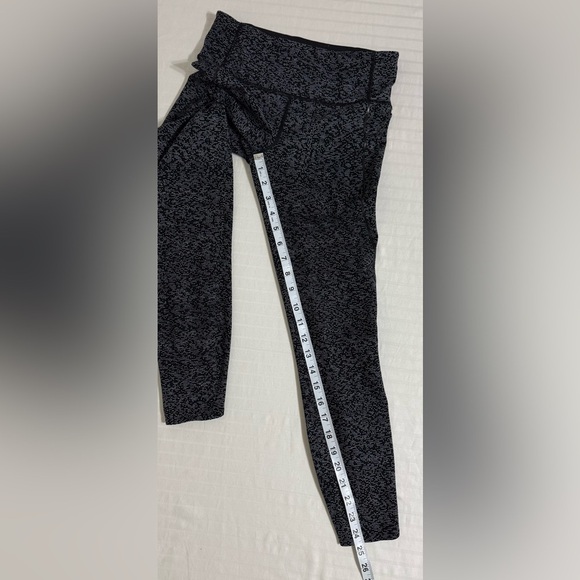 Lululemon Quick Pace Tight Leggings 7/8 Length Soundwave Black White Luxe Size 4 - Picture 10 of 12